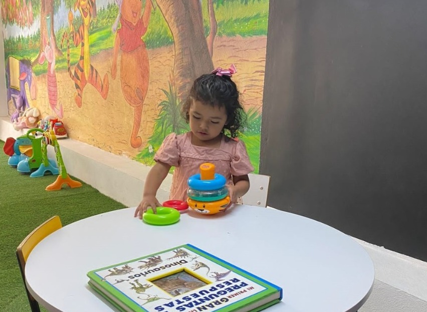 Biblioteca del Colegio Finlandés con libros infantiles en Tepotzotlán